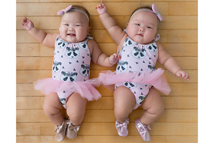 Восьмимесячные близнецы из Сингапура покорили интернет