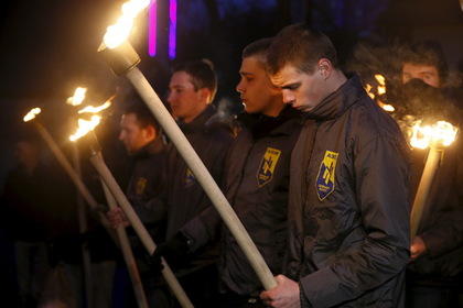 Бойцы «Азова» пришли почтить память жертв терактов в Бельгии с факелами