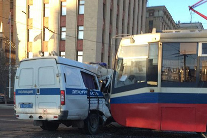Двое полицейских пострадали в ДТП с трамваем в центре Москвы 