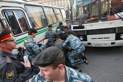 Активистов «СтопХама» задержали в центре Москвы за наклейку на автобусе ОМОНа