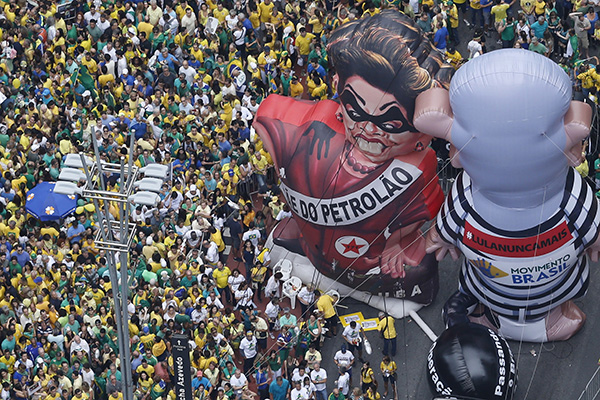 На улицы бразильских городов вышли более трех миллионов недовольных политикой правительства