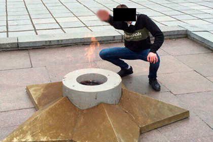 Кемеровский подросток сфотографировался у Вечного огня с нацистским приветствием