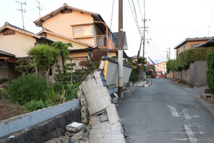 Число погибших в новой серии землетрясений в Японии превысило 10