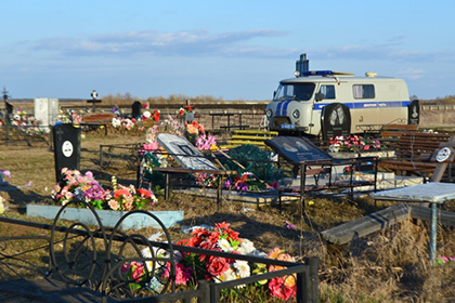 В Свердловской области дети от скуки устроили погром на кладбище
