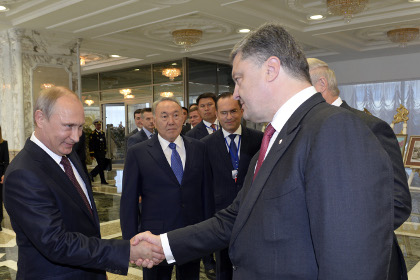 Владимир Путин (слева) и Петр Порошенко (справа)