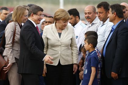 Ангела Меркель и Ахмет Давутоглу в лагере беженцев под Газиантепом