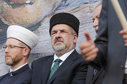 Рефат Чубаров (в центре)