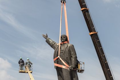 Демонтаж памятника Ленину в Запорожье