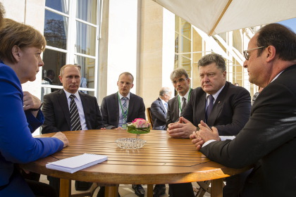 Ангела Меркель, Владимир Путин (слева), Петр Порошенко, Франсуа Олланд (справа)