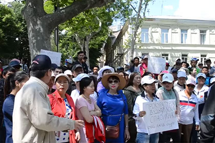 В Одессе ограбленные налоговиками вьетнамцы устроили митинг протеста