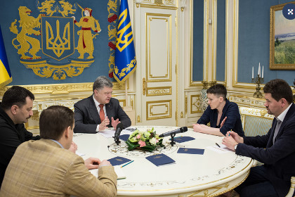Петр Порошенко и Надежда Савченко (на заднем плане)