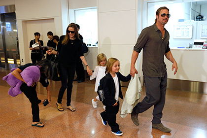 Анджелина Джоли с детьми и Брэдом Питтом 