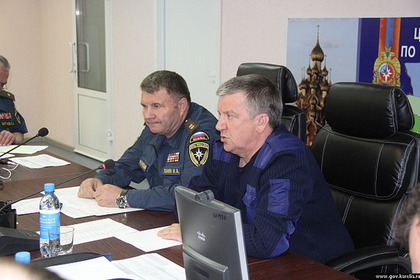 Александр Худилайнен (справа) на совещании оперативного штаба по событиям на Сямозере