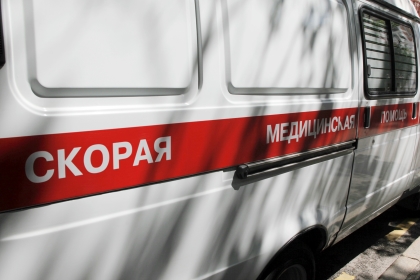 В Москве спасатели вытащили из машины брошенного на жаре ребенка