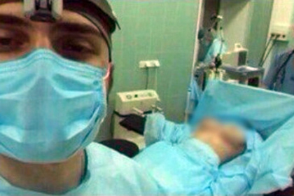 Студент-медик организовал онлайн-трансляцию из операционной с голой пациенткой