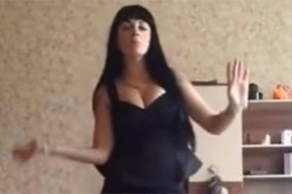 Уволенная за откровенный танец сотрудница полиции поищет защиты у прокуроров