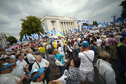 В центре Киева произошли столкновения между митингующими и Нацгвардией