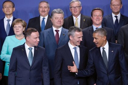 Петр Порошенко с участниками саммита НАТО в Варшаве