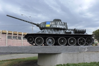 Пьяная семейная пара разрисовала участвовавший в освобождении Киева танк