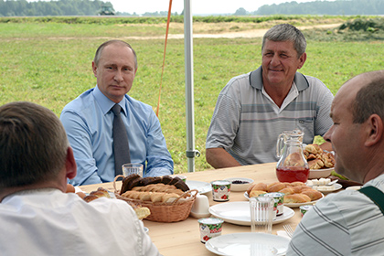Путин позавтракал с механизаторами в поле