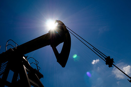 Доходы России от продажи нефти упали на треть 