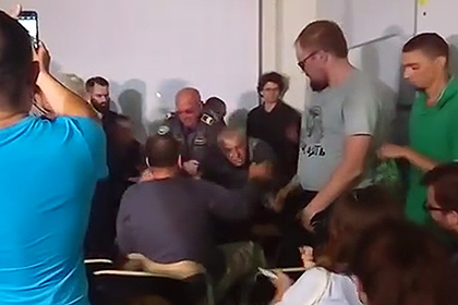 Потасовка на лекции Петра Павленского