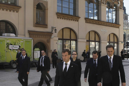 Медведев прибыл в Самарканд на похороны Каримова
