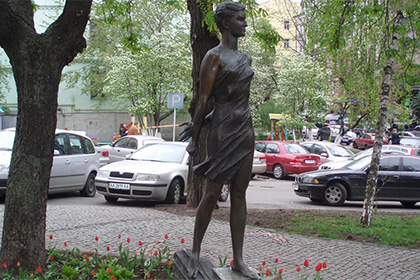 В Киеве вандалы разрисовали и повалили памятник Зое Космодемьянской