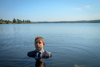 Челябинский школьник из болота повторил свой мем на озере Иссык-Куль