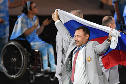 Представитель паралимпийской сборной Белоруссии с флагом России 