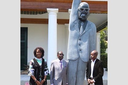Мугабе открыл четырехметровый памятник самому себе