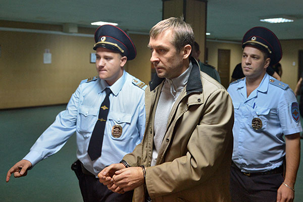 Дмитрий Захарченко (в центре)