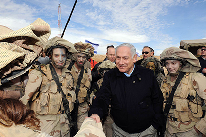 Биньямин Нетаньяху с израильскими военными