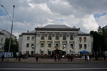У посольства России в Киеве перед выборами установили новые заграждения