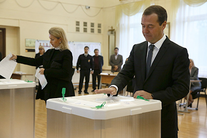 Медведев с супругой проголосовал на выборах в Госдуму