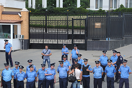 Сотрудники правоохранительных органов Украины у здания российского консульства в Одессе