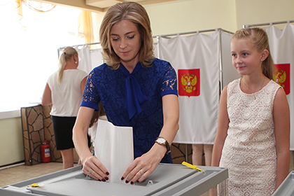 Дочь помогла Поклонской проголосовать на выборах
