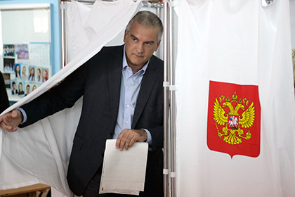 Сергей Аксенов во время голосования
