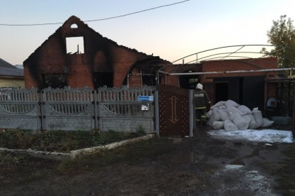Следователи назвали причину пожара в доме приемной семьи в Омской области