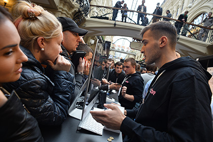 Очередь за iPhone 7 в Москве возмутила соцсети