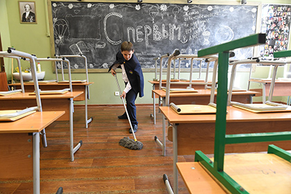 Министр образования предложила приучать школьников к уборке