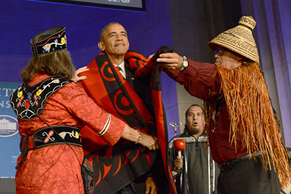 Барак Обама во время встречи с индейцами