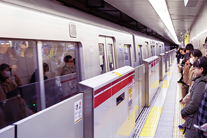 СМИ сообщили о возможной газовой атаке в токийском метро