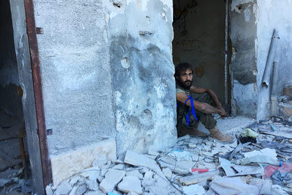 Сирийские спасатели извлекли из-под завалов в Идлибе новорожденную