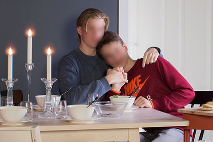 Фото гей-пары сняли с конкурса на лучшую обложку российского каталога IKEA