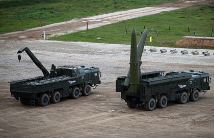 Ракетный комплекс «Искандер-М» (справа)
