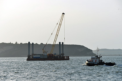 Спасавший моряков с затонувшего крана буксир заглох в Черном море