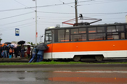 В сети посмеялись над толкающими трамвай в депо краснодарцами