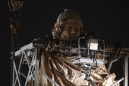 Монтаж памятника князю Владимиру на Боровицкой площади завершен
