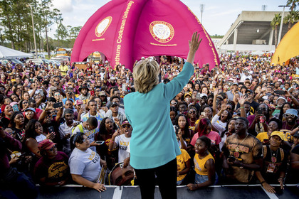 Хиллари Клинтон выступает перед публикой